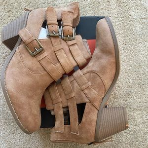 BNNW GUESS BOOTIES